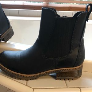 Maurice’s black ankle boots, size 8.5. Brand new only worn twice☺️